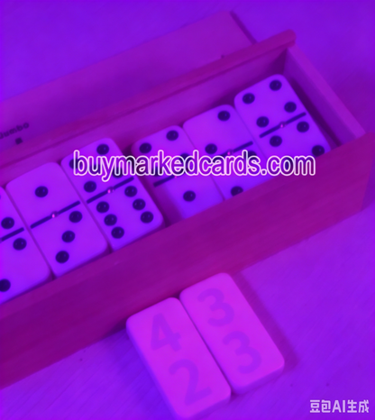 Domino truccato con marchio a inchiostro luminoso